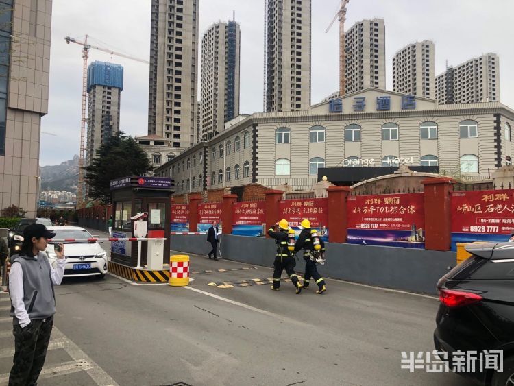 突发崂山金鼎大厦发生火灾多辆消防车赶到救援多图视频