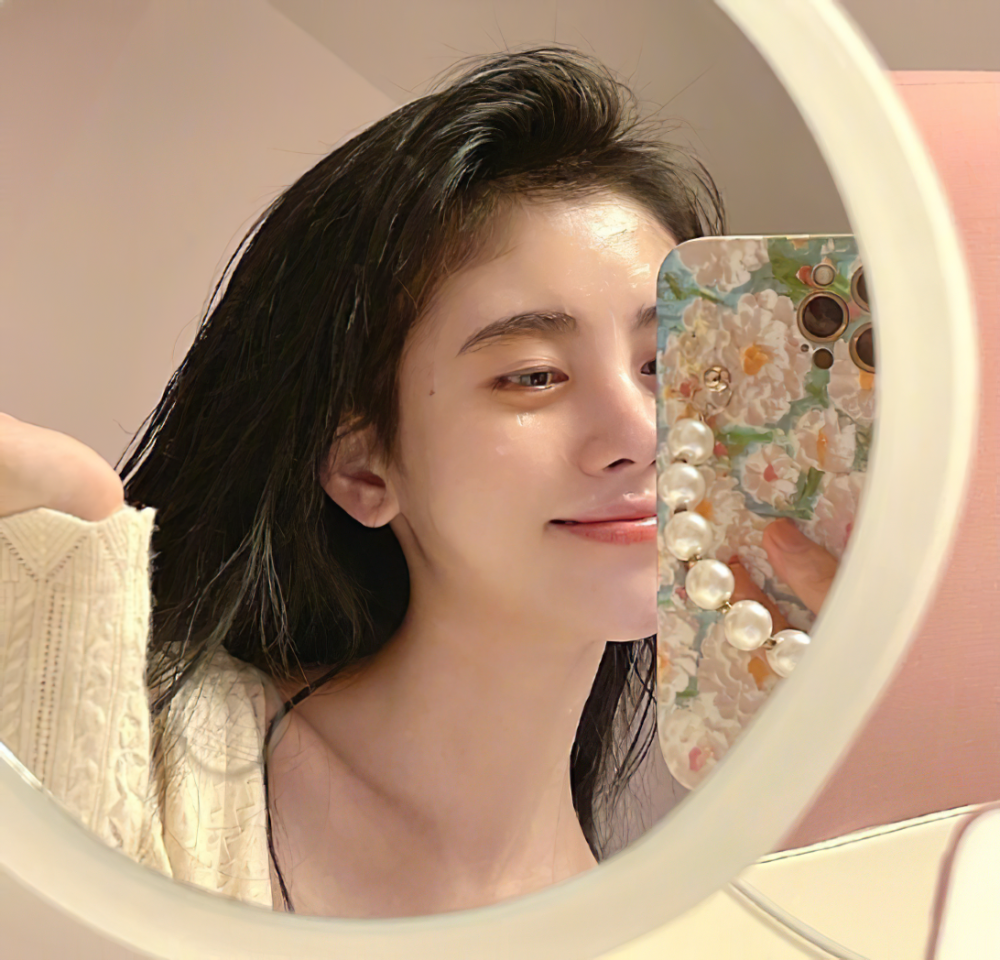 鞠婧祎敷完面膜自拍皮肤白皙发际线更是优势少女感扑面而来