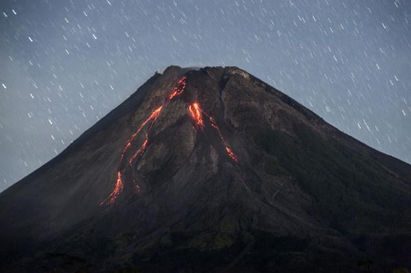 印尼喷发的火山