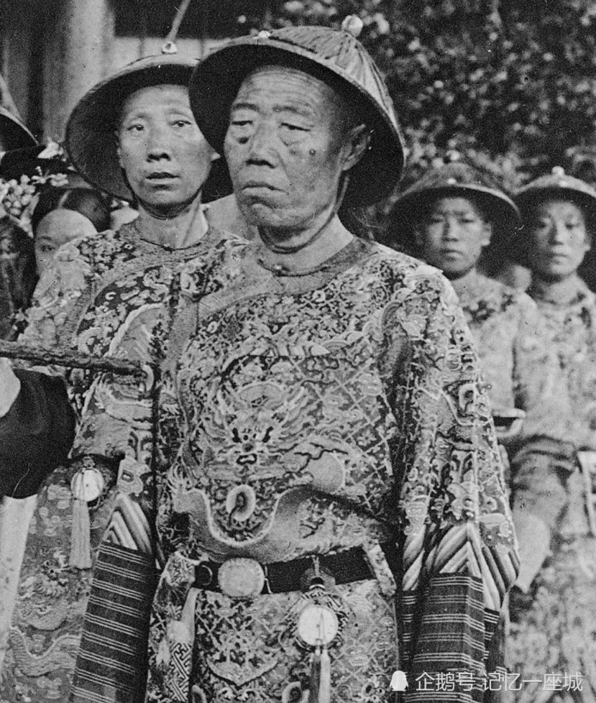 清末老照片:麻风男子住窝棚,洋人野外聚餐,李莲英脸上