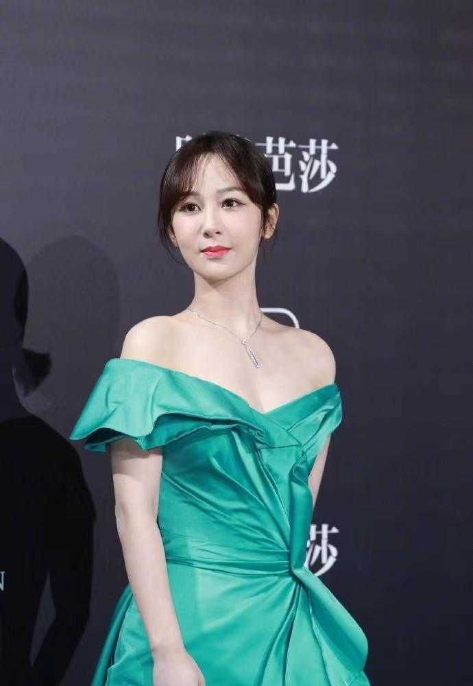 杨紫"直角肩"出圈后更惊艳,穿一字肩连衣裙气质翻倍,美爆了