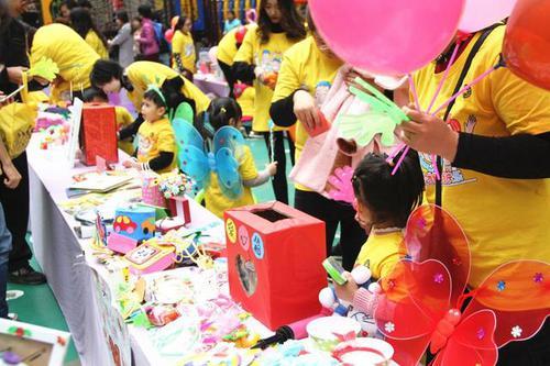 幼儿园组织义卖市场活动,和田玉卖了五毛钱,大溪地珍珠卖了三块钱