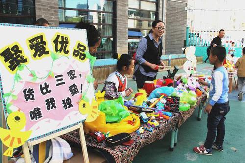 幼儿园组织义卖市场活动和田玉卖了五毛钱大溪地珍珠卖了三块钱