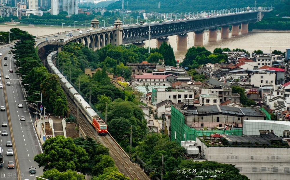 京广铁路武汉段平均每五分钟有一趟列车驶过繁忙程度可见一斑