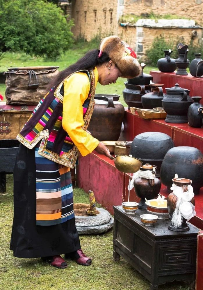 喝青稞酒讲究"三口一杯,是藏族儿女喝酒的常见方式,属祖上留下的老