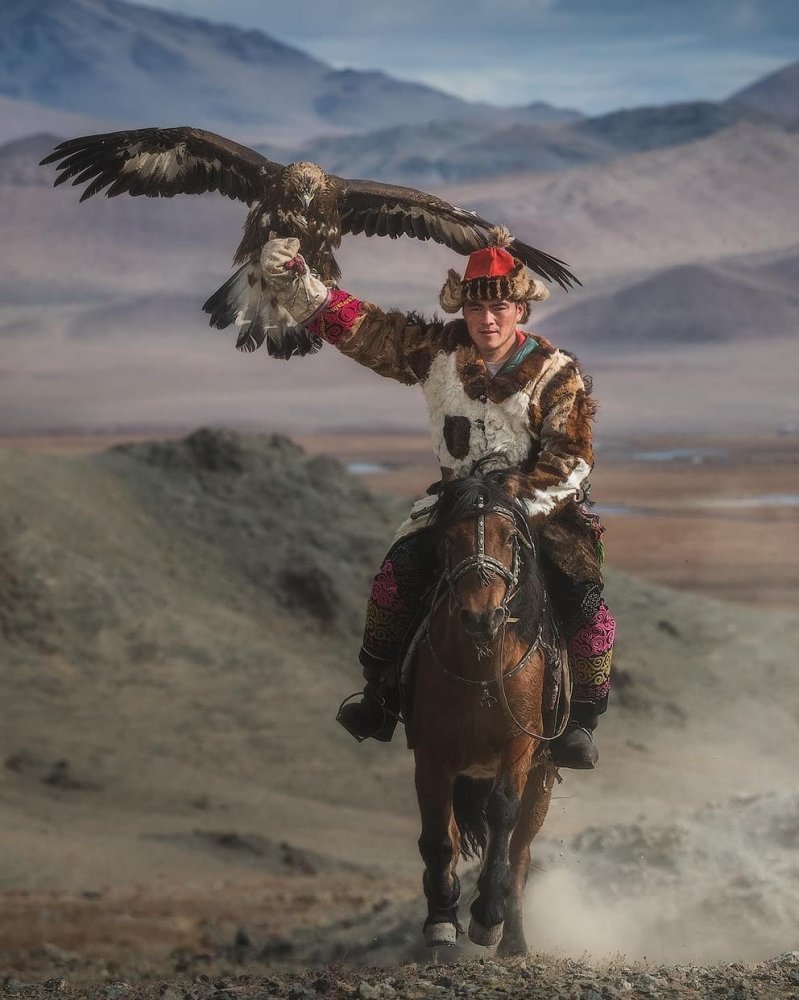 蒙古国,荒原里的哈萨克驯鹰人