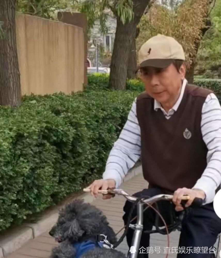 冯巩骑车买菜,低碳出行引来点赞,就是狗受不了