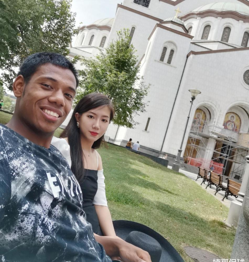 祝铭震携女友与北大校友聚餐,合影时被吐槽长得黑,女友颜值很高