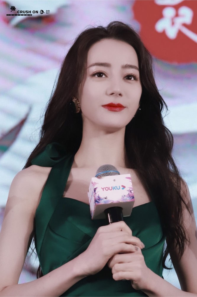 迪丽热巴壁纸:霸气女王