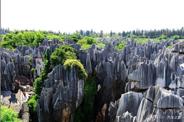 距昆明城86公里,景区由大,小石林, 乃古石林,大 叠水,长湖,月湖, 芝云