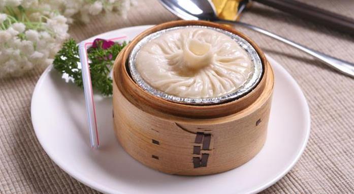 蟹黄汤包是扬州的一道传统特色小吃.
