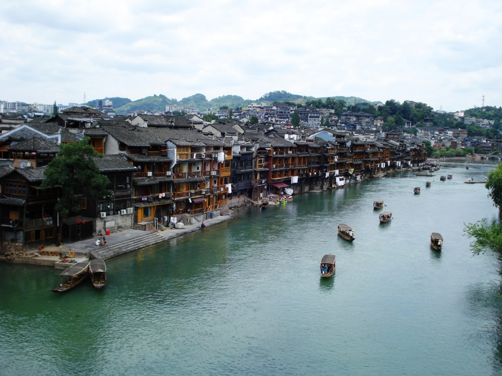 中国最美古城,曾是电影《边城》的取景地,依山傍水,如