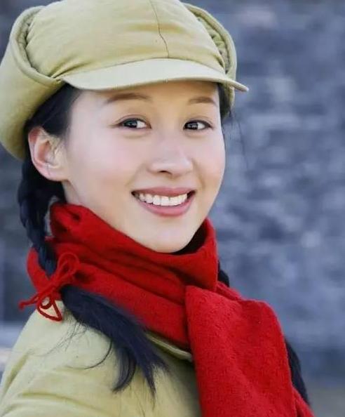 扮演剧中女主角""陶斯咏""一角的练束梅,还被大家称为新时代的""红色