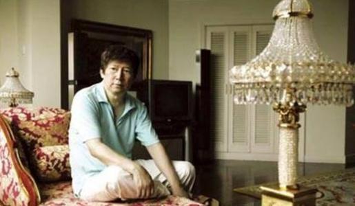 他31岁娶69岁美国女星,13年后继承妻子70亿遗产,晚年