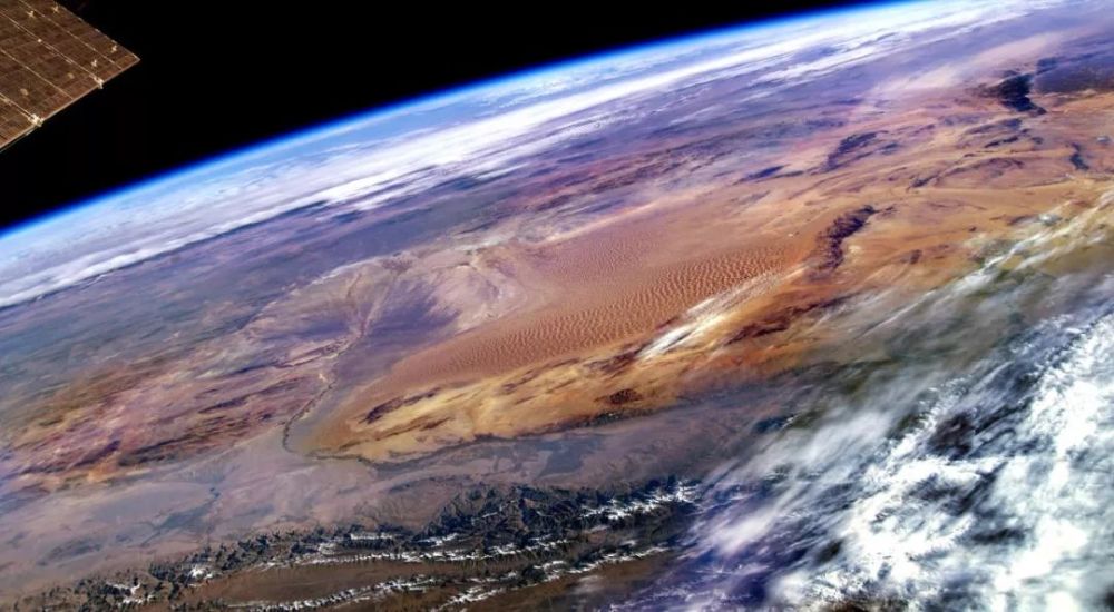 航天员费俊龙在神舟六号飞行任务中拍摄的巴丹吉林沙漠《地球与沙漠