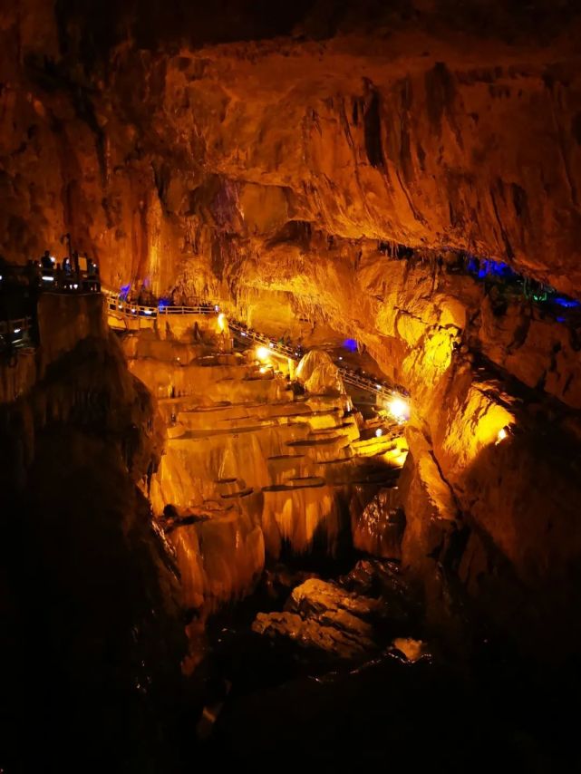 桂林七星岩二地下河当地下水流沿着可溶性岩石的较小裂隙和孔道流动时
