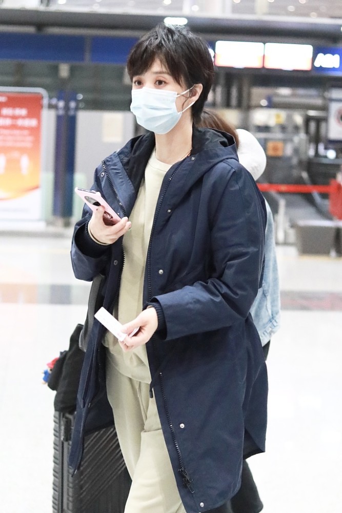 蒋欣街拍,这个短发的女明星为什么总招人"黑"?