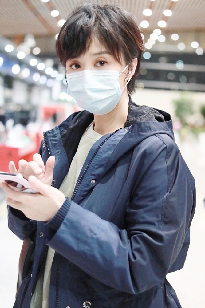 蒋欣街拍,这个短发的女明星为什么总招人"黑"?