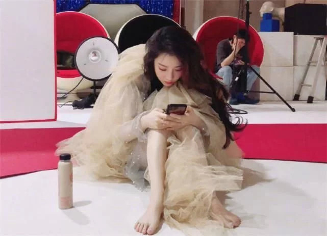 正所谓人红是非多,冯提莫火了之后,一举一动无论