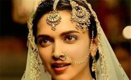 印度最美王妃,离婚后带8子嫁王室,为送她项链,国王主动拆王冠