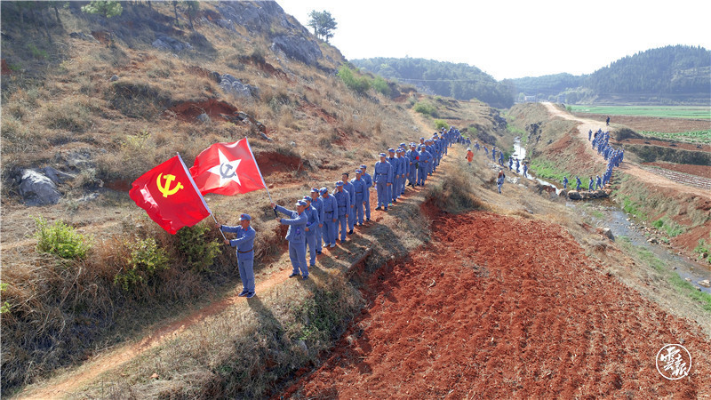 上午9时,900余名少先队员及党员干部来到青山烈士陵园,在英雄雕像前