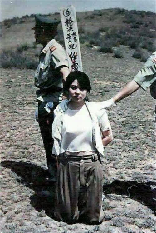 19岁女死刑犯被枪决前,主动张开嘴,家属疑惑,唯有武警
