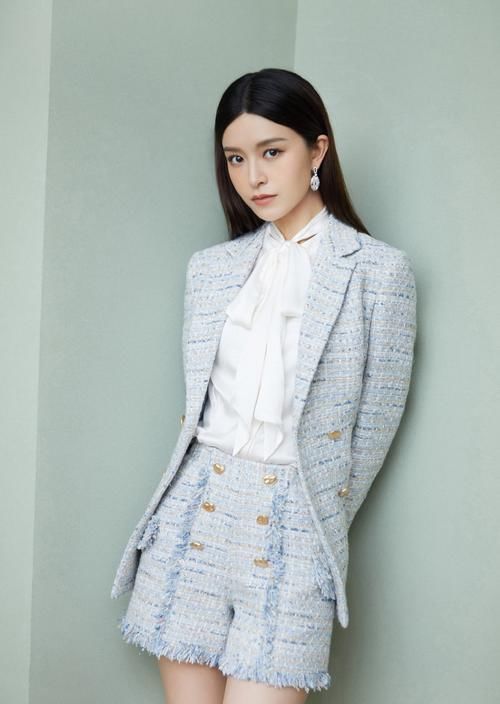 文咏珊真性感贵妇西服真空上阵穿平板身材也太有超模味了