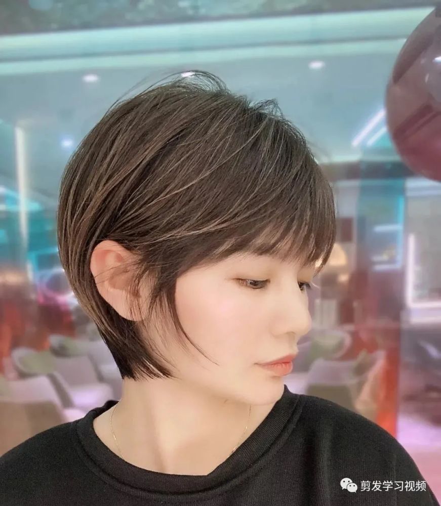 骨架小的高个子女生剪了也很高挑气质, 发量少的女生可以尝试一下烫