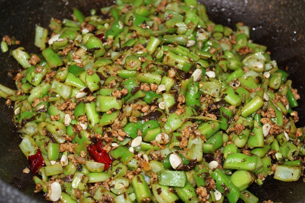 正巧家里有肉馅 橄榄菜,赶紧来做一道"榄菜肉末四季豆"吧!