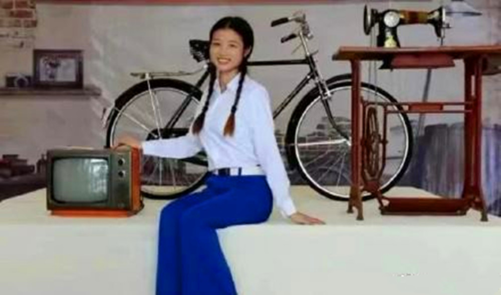 80年代中国老照片:22岁穿泳装的巩俐,图7空姐很漂亮,图4万元户也买不