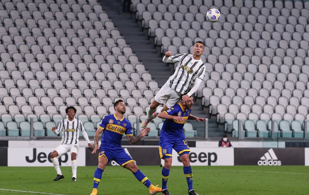 c罗再次惹争议!任意球防守不跳还躲球!终场前发泄领黄牌!