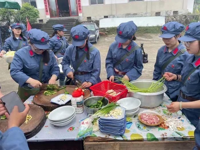 厨具,柴火等,完成了生火做饭,炒菜等红军餐制作流程,每道红军菜肴简朴