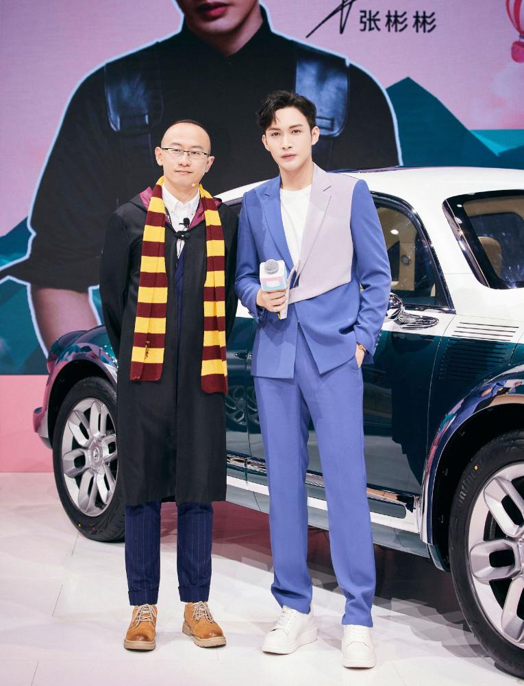 《司藤》后人气急升,张彬彬现身汽车品牌活动,蓝白拼色西装清新
