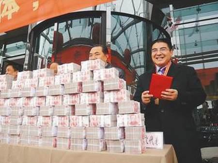 农民出身的陈光标,从中国首善到沦为骗子,他都做了哪些荒唐事?