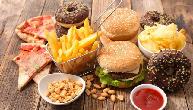 公布5种"垃圾食品,方便面排第四,一项明星运动或能补救