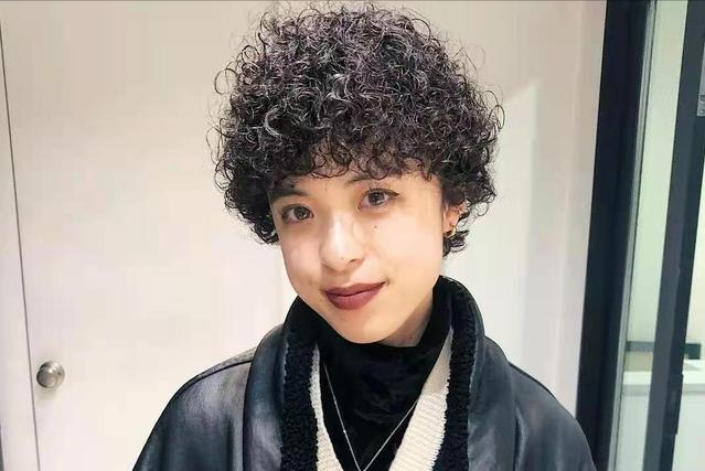 但也不是说五十岁的女人完全不能烫小卷,主要看发型哪款式.