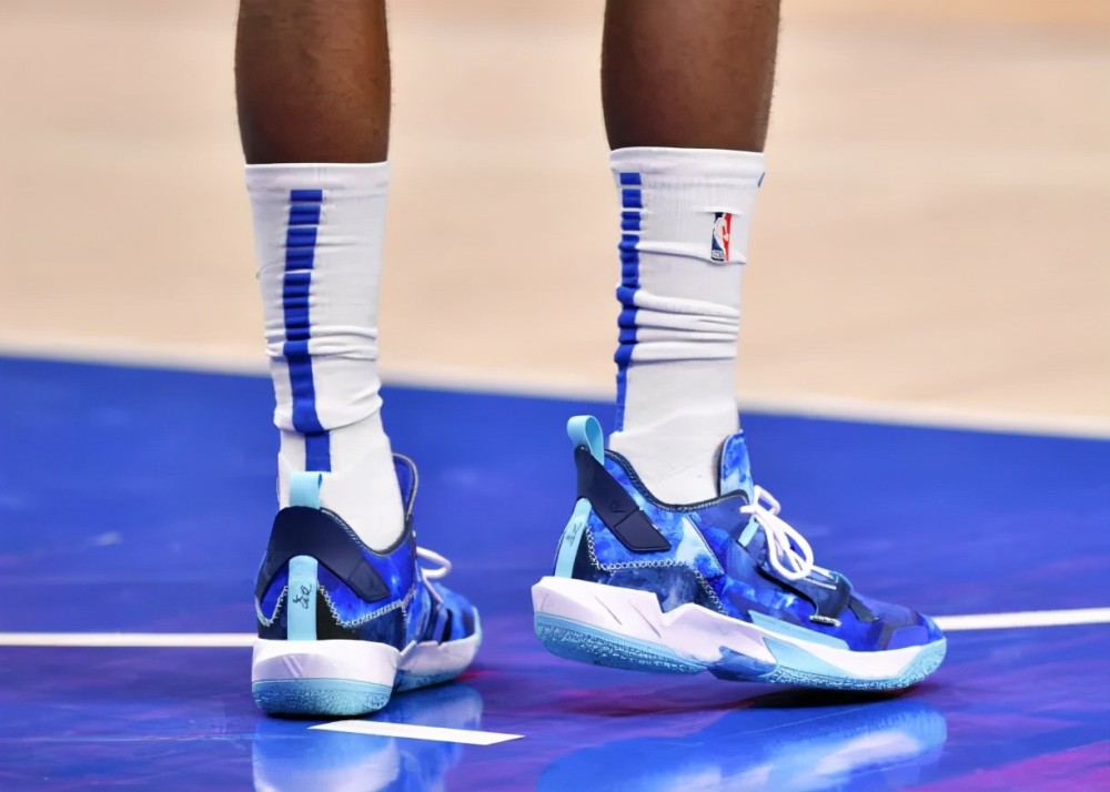 nba球员上脚:范乔丹的闪击7很帅,安踏和匹克的球鞋都有