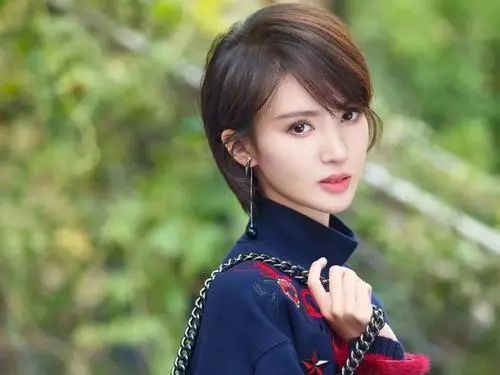 金晨纯素颜旧照被扒,赵露思热巴杨紫也有类似照片,你能出来吗?