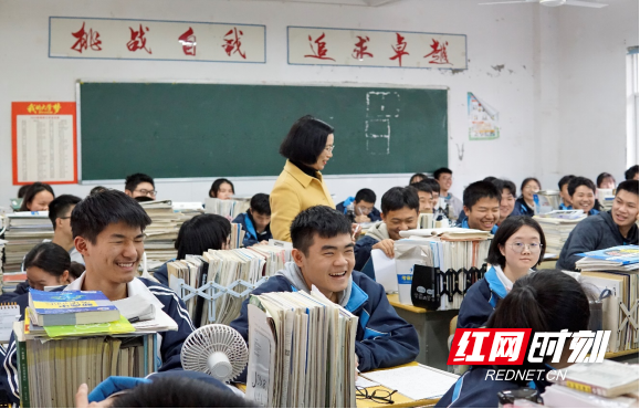 春风化雨担使命,丹心碧血育英才——记永州四中班主任王瑰荣老师