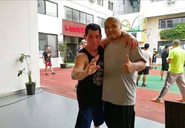原来是太极雷雷主动出手并咬人!雷雷态度强横,背后裸绞健身教练