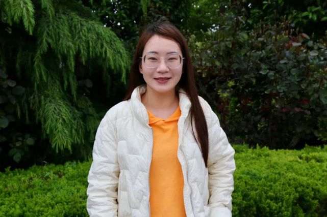把左腿放在凳子上,板书时借助拐杖!周口美女教师坚持仨月