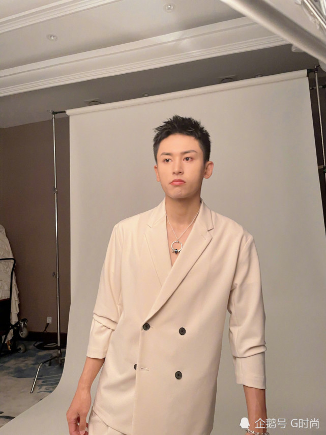 张哲瀚分享工作花絮图,身穿白色西服外套出镜,清新俊逸