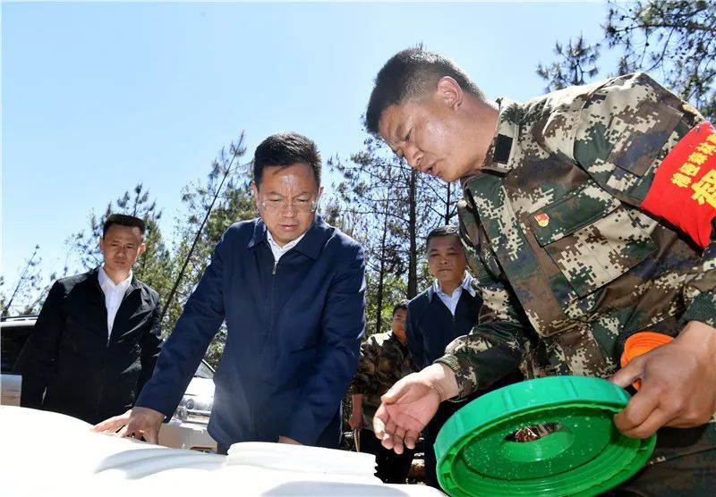 4月20日,州委书记段毅君在盐源县棉桠镇核桃园村检查防灭火基础设施