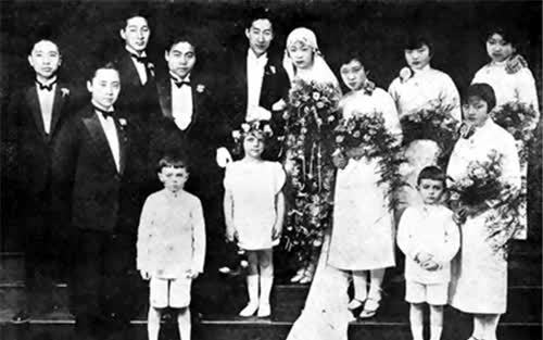 儿子在外娶5房小妾,却英年早逝,父母把她们全接回,3年后全赶走