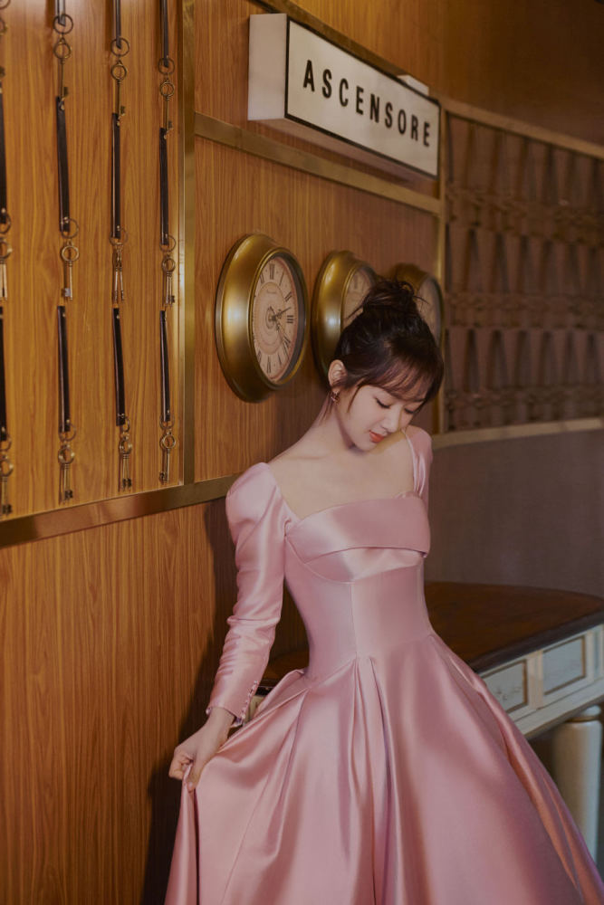 杨紫粉色长裙仙女装扮,泡泡袖甜美可爱