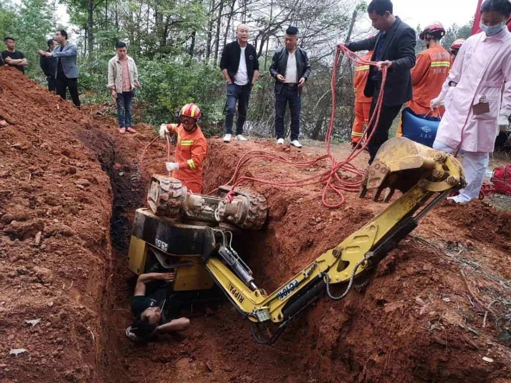 司机被压在挖掘车车底 接警后 大队迅速调派消防员赶往现场救援 消防