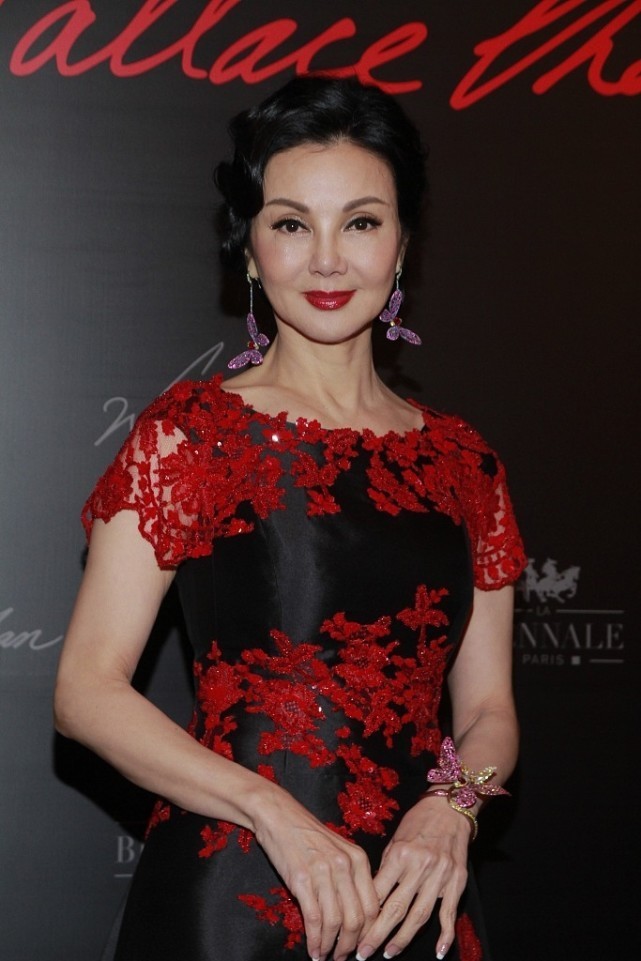 谢玲玲不当阔太仍有气质,单身后还有富婆样,颜值精致穿裙子真美