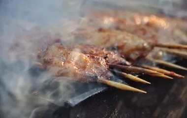 太恶心!广东女子在超市买烤鸡腿吃出活蛆,商家:180度虫子不可能会蠕动