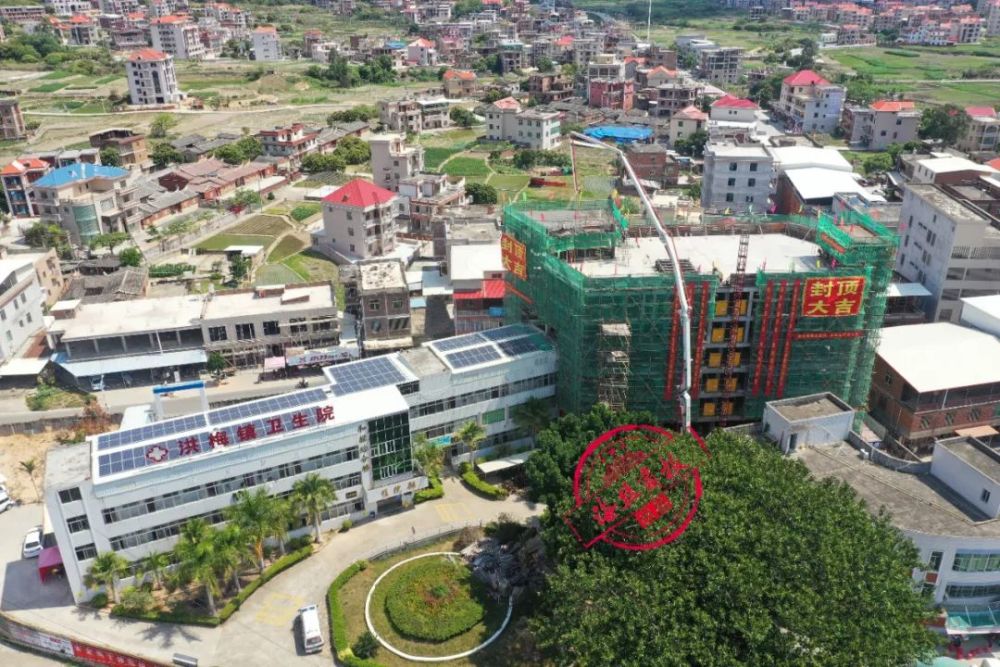 22日,南安市洪梅镇卫生院综合楼建设项靠封顶.