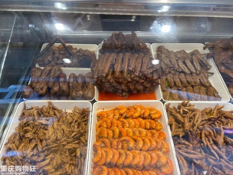 紫燕百味鸡的出售范围跟廖记棒棒鸡差不多,卤菜,拌菜均有涉猎,两家